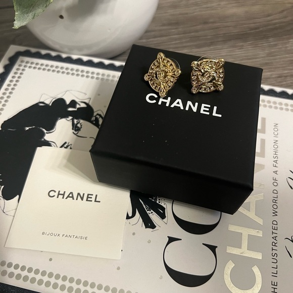 CHANEL 2023 Crystal CC Gold Earrings - Picture 1 of 6